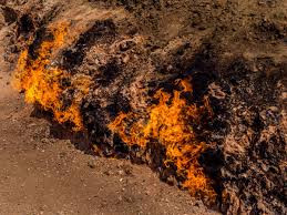 Điều thú vị là lửa ở Yanar Dag không bao giờ tắt. Có những lúc, ngọn lửa bùng cháy lên cao tới 3m.