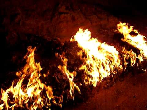 Nhiều người không khỏi tò mò vì sao lại xảy ra hiện tượng kỳ thú ở Yanar Dag. Theo đó, các nhà khoa học đã tiến hành nghiên cứu để giải mã bí ẩn này.