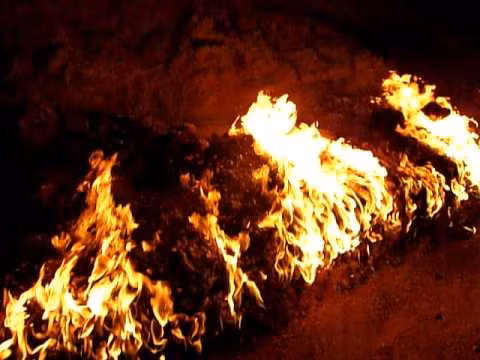 Nhiều người không khỏi tò mò vì sao lại xảy ra hiện tượng kỳ thú ở Yanar Dag. Theo đó, các nhà khoa học đã tiến hành nghiên cứu để giải mã bí ẩn này.