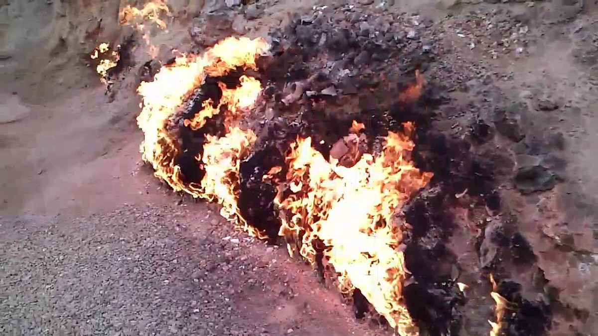 Những du khách từng đặt chân đến ngọn núi bốc cháy này cho hay họ cảm nhận được mùi khí gas ở trong không khí.