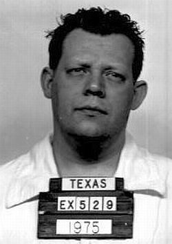 Sau khi đến một ngôi nhà để xin kẹo nhưng không có ai, Ronald tụt lại phía sau trong khi người hàng xóm tiếp tục dẫn 4 đứa trẻ đi tiếp các nhà.