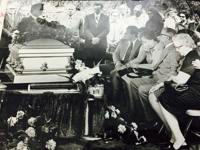 Cảnh sát cũng điều tra được việc Ronald từng đến một cửa hàng hóa chất ở Houston để tìm mua xyanua ngay trước thềm lễ hội. Với những bằng chứng này, cảnh sát nhận định Ronald đầu độc để giết con nhằm lấy tiền bảo hiểm.