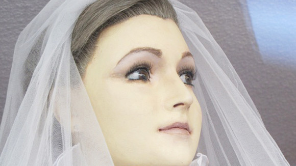 Sau đó, bà Pascuala khoác lên người Kara bộ váy cưới mà cô chưa kịp mặc và đặt xác ướp trong cửa hàng để ngày ngày nhìn thấy con gái.