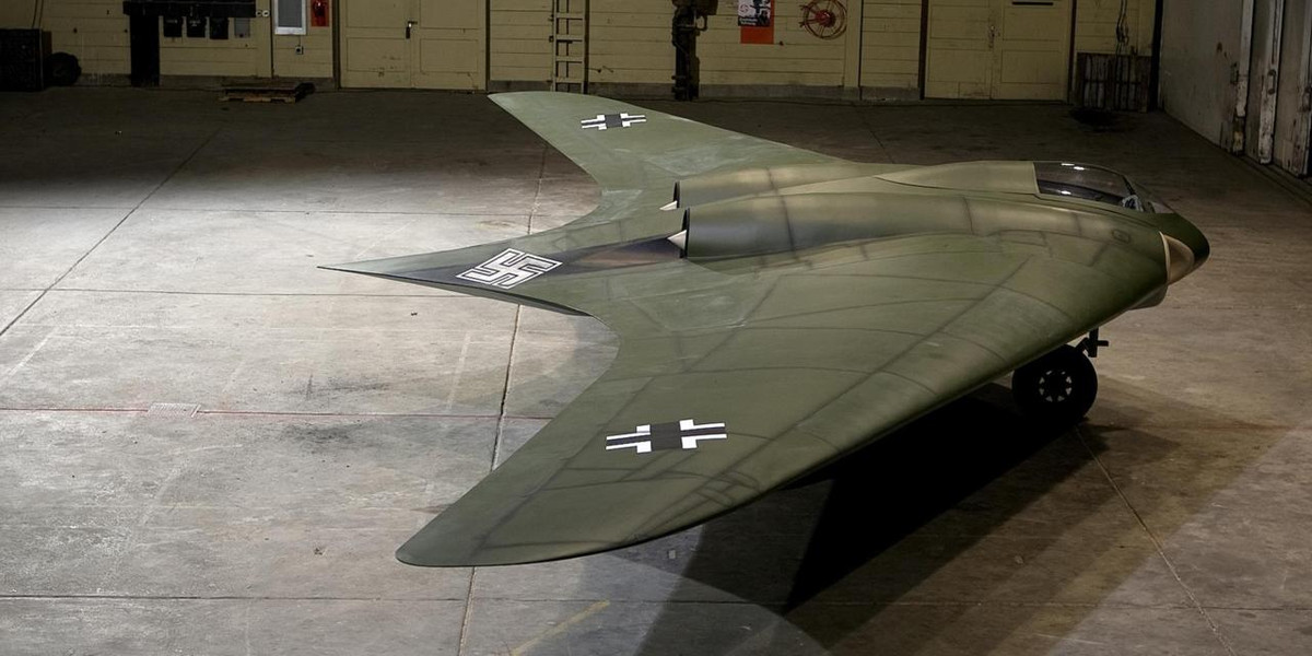 Horten Ho 229 do Reimar và Walter Horten thiết kế và hãng Gothaer Waggonfabrik chế tạo vào giai đoạn cuối của Chiến tranh thế giới 2. Đây là loại máy bay "flying wing’’ (thân cánh liền khối) đầu tiên trong lịch sử được trang bị một động cơ phản lực.