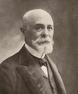 Nhà vật lý Henri Becquerel được người đời nhớ đến với phát minh tình cờ là tìm ra hiện tượng phóng xạ tự nhiên vào cuối tháng 2/1896. Cụ thể, khi sửa soạn vài gương ảnh và đem ra phơi ngoài trời. Tuy nhiên, khi ấy trời không có năng nắng nên nhà vật lý Becquerel cất các gương ảnh vào ngăn kéo.