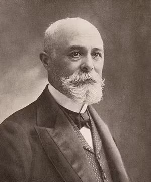 Nhà vật lý Henri Becquerel được người đời nhớ đến với phát minh tình cờ là tìm ra hiện tượng phóng xạ tự nhiên vào cuối tháng 2/1896. Cụ thể, khi sửa soạn vài gương ảnh và đem ra phơi ngoài trời. Tuy nhiên, khi ấy trời không có năng nắng nên nhà vật lý Becquerel cất các gương ảnh vào ngăn kéo.