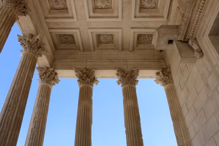 Ngôi đền Maison Carrée còn gây chú ý khi được xây dựng theo phong cách kiến trúc Vitruvian. Nằm trên bục cao 2,85m, Maison Carrée có chiều dài 26,42m và chiều rộng 13,54m.