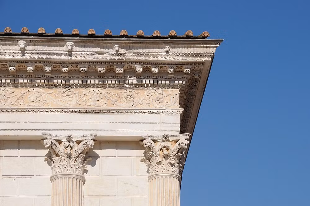 Nguyên do là vì các công trình khác của người La Mã thời cổ đại đều bị hư hại ít nhiều, thậm chí là bị phá hủy chỉ còn lại tàn tích.