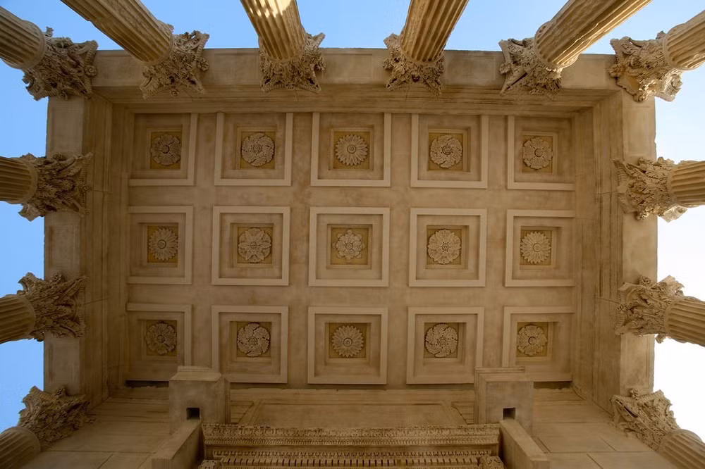 Ngôi đền Maison Carrée được xây dựng vào đầu thế kỷ 1.