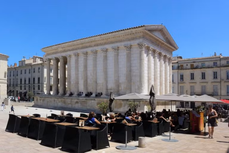 Mặt tiền của ngôi đền là cánh cửa cao 6,87m, rộng 3,27m dẫn vào không gian bên trong.