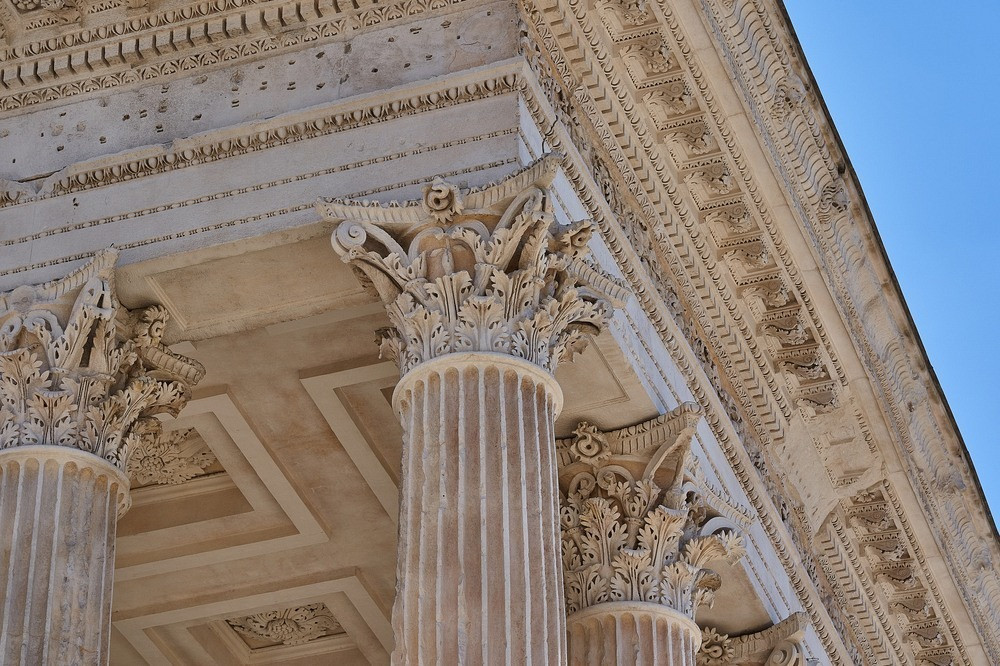 Căn cứ vào những dòng chữ được chạm khắc ở ngôi đền Maison Carrée, hoàng đế Augustus đã xây dựng công trình này dành cho hai người cháu Lucius và Gaius Caesar.