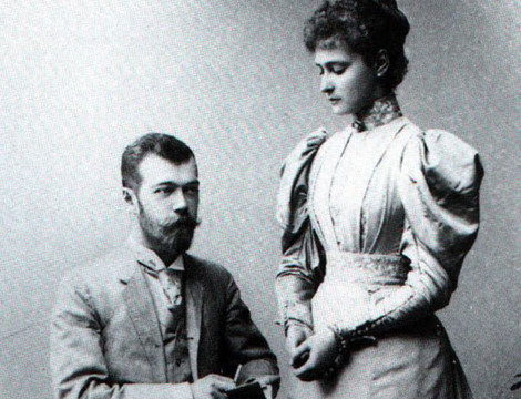 Hoàng hậu Alexandra Feodorovna gặp Thái tử Nicholas Romanov, người sau này trở thành Sa hoàng cuối cùng của Nga, khi 12 tuổi. Về sau, hai người tạo nên một câu chuyện tình lãng mạn.