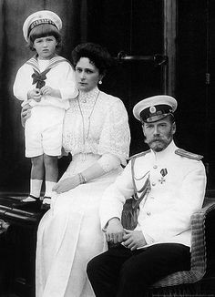 Tuy nhiên, cha của Thái tử Nicholas là Sa hoàng Alexander III lại không chấp nhận chuyện tình của con trai và phản đối cuộc hôn nhân của hai người.