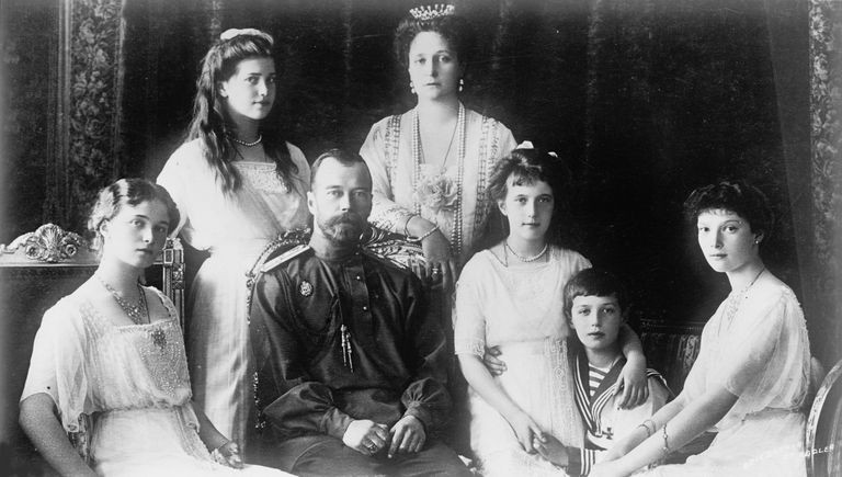 Lần lượt, Hoàng hậu Alexandra Feodorovna sinh cho Sa hoàng Nicholas II 5 người con (gồm: 4 công chúa và một hoàng tử). Sau khi sinh con, Hoàng hậu Alexandra Feodorovna dành nhiều thời gian chăm sóc, dạy dỗ các con.