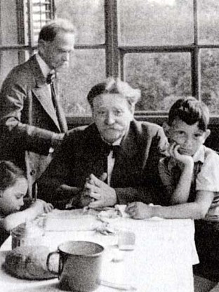 Bác sĩ Bloch đã chăm sóc sức khỏe cho Hitler hồi còn nhỏ cũng như mẹ của trùm phát xít này là Klara.