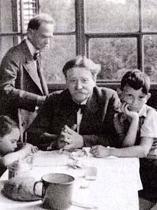 Bác sĩ Bloch đã chăm sóc sức khỏe cho Hitler hồi còn nhỏ cũng như mẹ của trùm phát xít này là Klara.