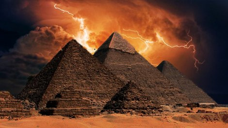 Sự việc này khiến nhiều người nhớ đến việc hoàng đế Napoleon cũng từng ngủ tại kim tự tháp này năm xưa. Theo đó, nhiều người tò mò không biết liệu Napoleon có trải qua những điều mà tác giả Brunton nhắc đến hay không.