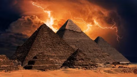 Sự việc này khiến nhiều người nhớ đến việc hoàng đế Napoleon cũng từng ngủ tại kim tự tháp này năm xưa. Theo đó, nhiều người tò mò không biết liệu Napoleon có trải qua những điều mà tác giả Brunton nhắc đến hay không.