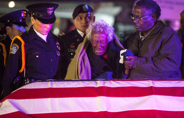  Bức ảnh nổi tiếng chụp Clara Gantt được “đoàn tụ” với chồng sau 60 năm xa cách. Thi hài người chồng quá cố của bà Clara được tìm thấy và đưa về với gia đình vào tháng 12/2013. Chồng của bà Clara đã mất tích khi làm nhiệm vụ trong chiến tranh.