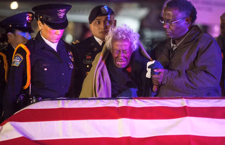  Bức ảnh nổi tiếng chụp Clara Gantt được “đoàn tụ” với chồng sau 60 năm xa cách. Thi hài người chồng quá cố của bà Clara được tìm thấy và đưa về với gia đình vào tháng 12/2013. Chồng của bà Clara đã mất tích khi làm nhiệm vụ trong chiến tranh.