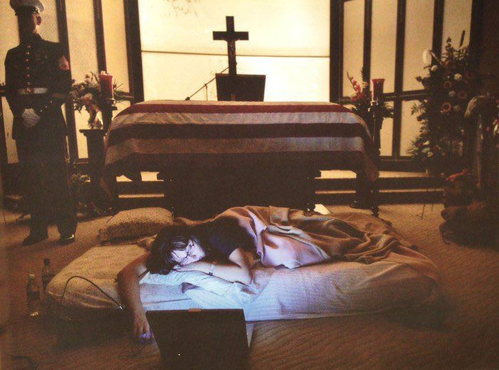 Katherine Cathey ngủ bên cạnh quan tài của chồng - trung úy James Cathey, lính thủy đánh bộ Mỹ thiệt mạng tại Iraq - đêm trước ngày chôn cất.