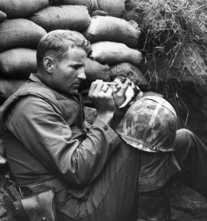 Giữa chiến trường đầy tiếng súng, bom đạn trong Chiến tranh Triều Tiên 1950 - 1953, bức ảnh chụp một lính Mỹ cho mèo ăn đã chạm vào trái tim của nhiều người.