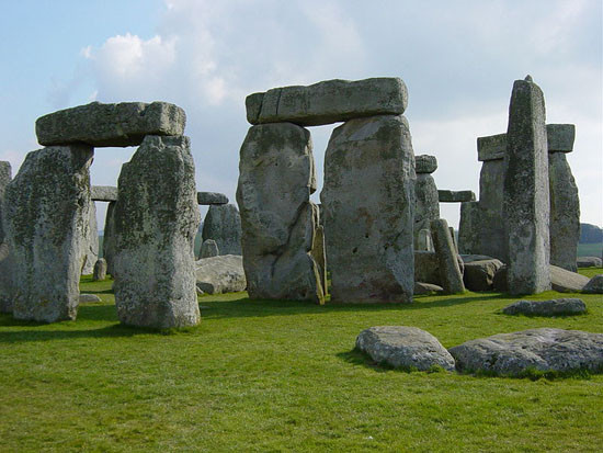 Cụ thể, một số chuyên gia cho rằng, người xưa xây dựng nên bãi đá cổ Stonehenge làm nơi tổ chức các nghi lễ tôn giáo hay lễ hội.