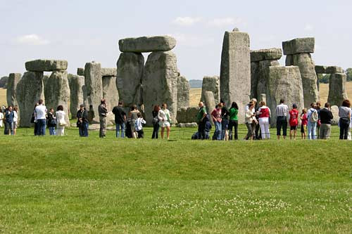 Theo các chuyên gia, nhà khoa học, Stonehenge bắt đầu được xây dựng vào thế kỷ 19 trước Công nguyên. Quá trình xây dựng bãi đá cổ Stonehenge diễn ra trong nhiều giai đoạn và được hoàn thành sau vài trăm năm.