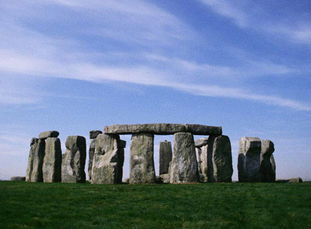 Stonehenge được tạo nên bởi 82 đài tưởng niệm nhỏ, 30 khối đá, mỗi khối nặng khoảng 25 tấn và 5 tảng đá lớn có trọng lượng lên tới 50 tấn.