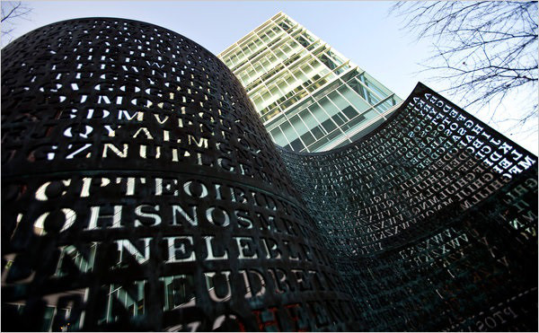 Thông điệp thứ 3 mà các chuyên gia giải mã được nói về nhà khảo cổ Howard Carter - người tìm ra hầm mộ của vua Pharaoh Ai Cập Tutankhamun năm 1922.