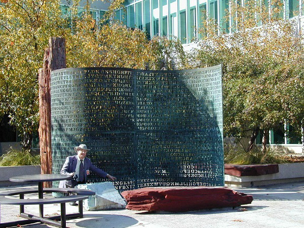 Theo đó, thông điệp đầu tiên của một đoạn mã là một câu thơ có nội dung: “Giữa bóng tối huyền ảo và sự thiếu ánh sáng, ẩn chứa một sắc thái ảo giác”.