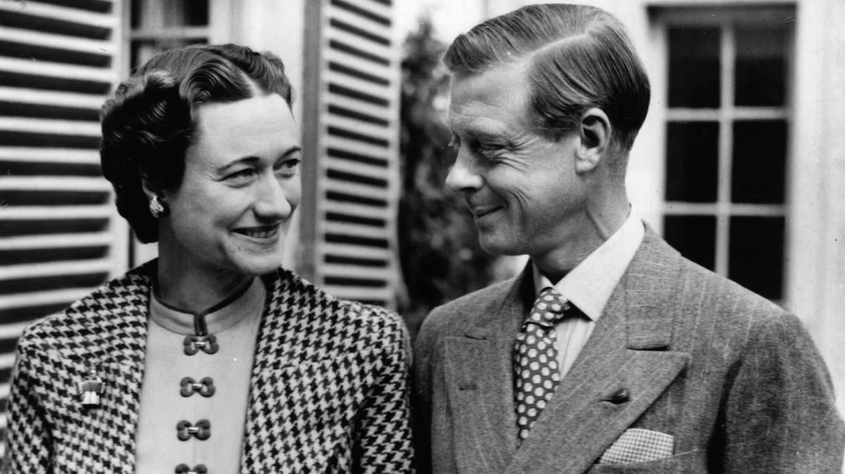 Cuối cùng, vì tình yêu quá lớn dành cho bà Wallis, vua Edward VIII có quyết định trọng đại là thoái vị. Quyết định này được nhà vua đưa ra vào ngày 11/12/1936.