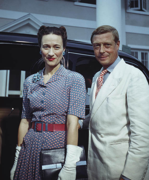 Trước tình hình đó, vua Edward VIII đưa ra đề xuất khi hai người kết hôn, ông vẫn giữ ngôi vua nhưng bà Wallis không được phong làm hoàng hậu. Tuy nhiên, đề xuất này của nhà vua bị Thủ tướng Anh và các quan chức cấp cao không đồng ý.