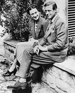 Một tháng sau, nhà vua Edward VIII nói với Thủ tướng Anh khi ấy là Stanley Baldwin về ý định muốn cưới bà Wallis. Sau khi nghe nhà vua nói, Thủ tướng Baldwin đáp lại rằng, công chúng sẽ không chấp nhận việc bà Simpson trở thành hoàng hậu của nước Anh.