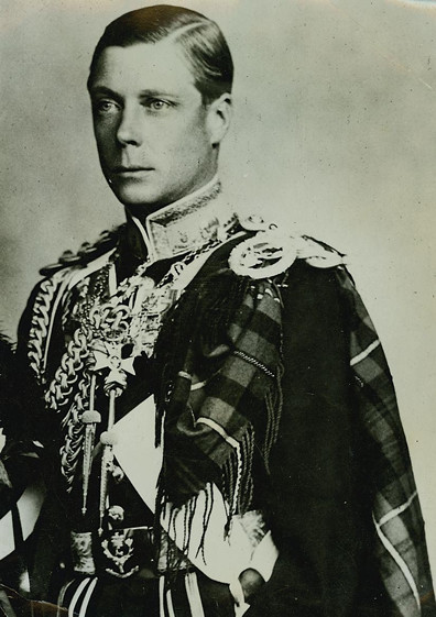 Edward VIII là ông hoàng nổi tiếng lịch sử khi có quyết định gây chấn động Hoàng gia Anh cũng như dư luận thế giới. Mọi chuyện bắt đầu khi vua Edward VIII gặp người phụ nữ Mỹ có tên Wallis Simpson tại một bữa tiệc vào năm 1931.