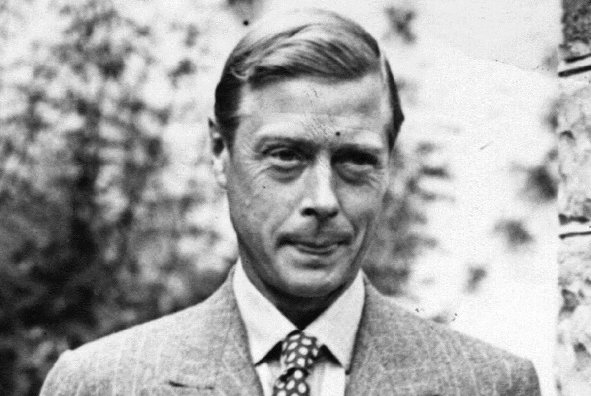 Vào thời điểm ấy, Edward VIII đang là hoàng tử nước Anh - con trai vua George V. Trong khi đó, Wallis đang có cuộc hôn nhân thứ hai sau khi ly hôn lần đầu.