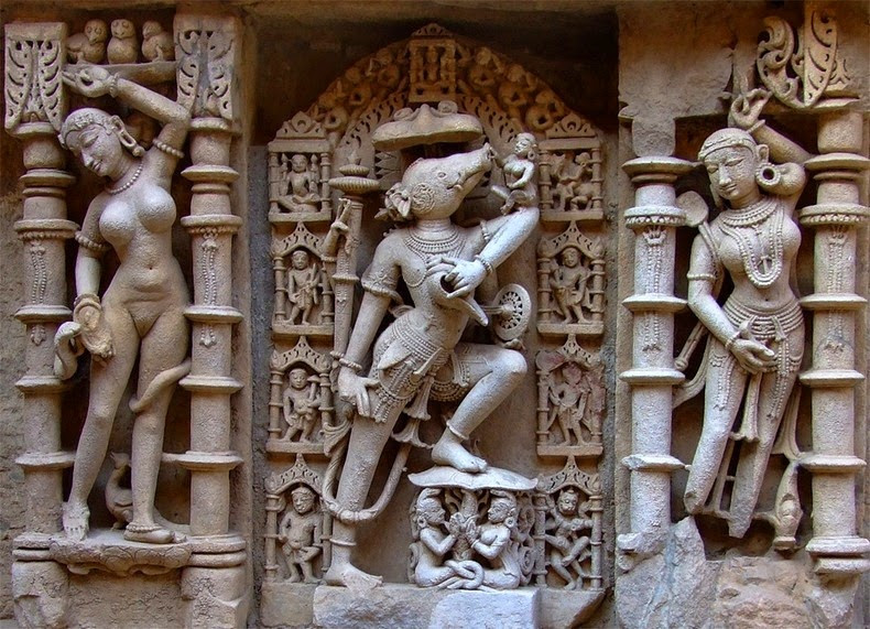 Bên trong ngôi đền là hơn 500 bức phù điêu được những người thợ thủ công xuất sắc thời ấy chạm khắc.