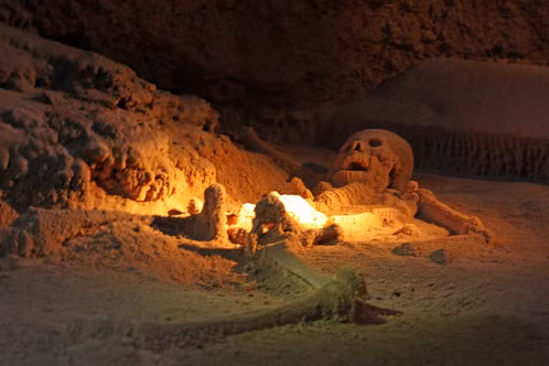 Người dân Maya thường hiến tế người khi đế chế này phải đối mặt với những trận lũ lụt. Cô cũng có thể được đem hiến cho các vị thần cai quản địa ngục.