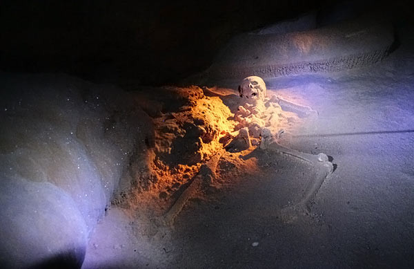 Sau nhiều năm, hài cốt "trinh nữ pha lê" bị vôi hóa. Bộ hài cốt trở nên sáng lấp lánh khi được dọi chiếu ánh sáng vào. Tên gọi "trinh nữ pha lê" của bộ hài cốt này cũng xuất phát từ đó.