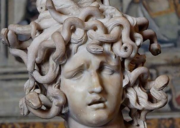 Medusa nổi tiếng với mái tóc đầy rắn và có khả năng ghê rợn là có thể đoạt mạng người chỉ bằng một ánh nhìn.