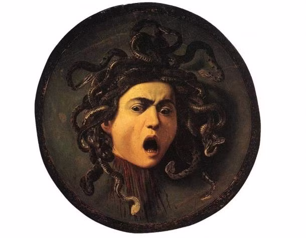 Truyền thuyết kể rằng, trước khi trở thành nữ thần đáng sợ như trên, Medusa là một người phụ nữ xinh đẹp và có mái tóc bồng bềnh cực kì quyến rũ.