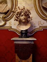 Kể từ đó, không có người nào dám đến gần nữ thần tóc rắn Medusa. Một điều khó tin là dù làm hại nhiều người nhưng Medusa không bao giờ gây tổn hại đến phụ nữ.