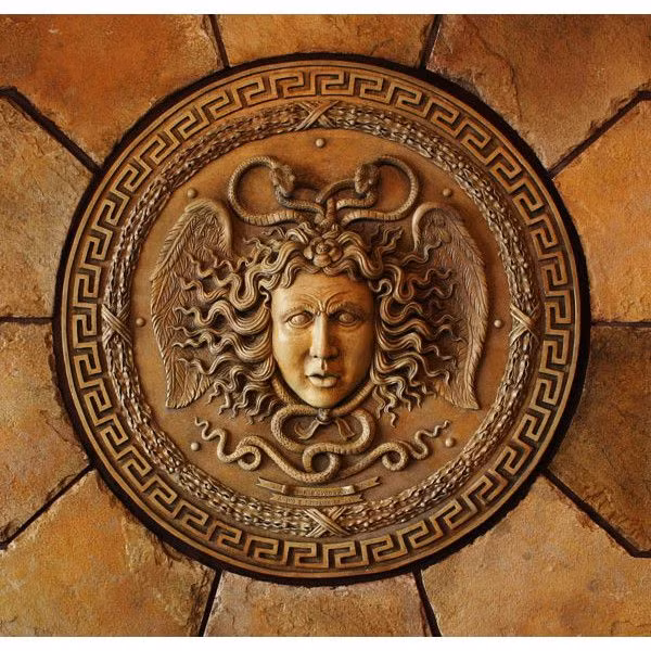 Tức giận trước điều này, nữ thần Athena hóa phép biến mái tóc bồng bềnh của Medusa thành những con rắn khiến bất cứ ai nhìn vào mắt của nữ thần này sẽ ngay lập tức hóa đá.