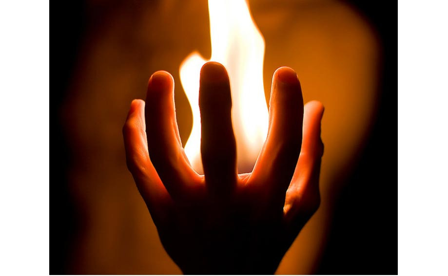 Theo cách giải thích này, cơ thể người đóng vai trò giống như thân nến và quần áo là sợi bấc. Khi quần áo nạn nhân bị bén lửa do tàn thuốc hoặc bụi than từ lò sưởi thì lửa sẽ xuyên qua da và đốt cháy lớp mỡ bên dưới.