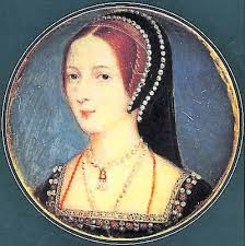 Trong quá trình xét xử, tất cả những người đàn ông bị bắt giữ và có mặt trong phiên tòa đều cúi đầu nhận tội. Vì vậy, Hoàng hậu Anne Boleyn bị khép vào các tội: ngoại tình, hỗn xược, xúc phạm đến uy tín của vua và tội phù thủy.