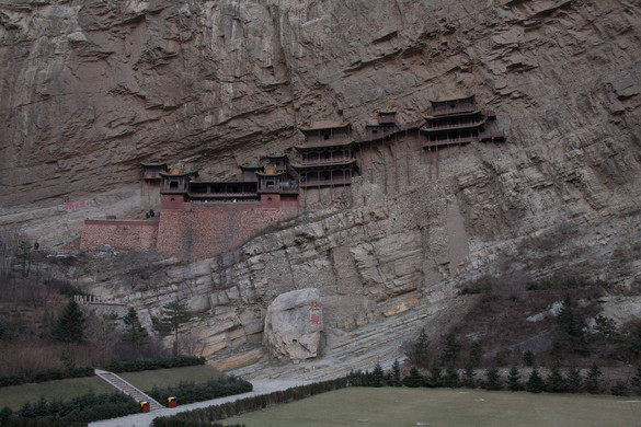 Bên trong ngôi chùa treo nổi tiếng này có nhiều tranh, bức tượng, tác phẩm điêu khắc... cổ xưa. Những hiện vật này được làm từ nhiều chất liệu khác nhau như: đồng, sắt, đá, sành.