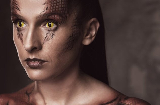 Sinh vật bí ẩn này được miêu tả có khả năng kiểm soát được tâm trí của người khác. Đặc biệt, người bò sát còn được cho là sở hữu khả năng đặc biệt là thần giao cách cảm.