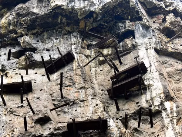 Thêm nữa, người xưa tin việc chôn cất người chết ở nơi cao như vậy sẽ khiến người chết được yên nghỉ mà không bị ai hay động vật nào quấy phá. Thi hài không bị phân hủy nên sẽ còn nguyên vẹn.