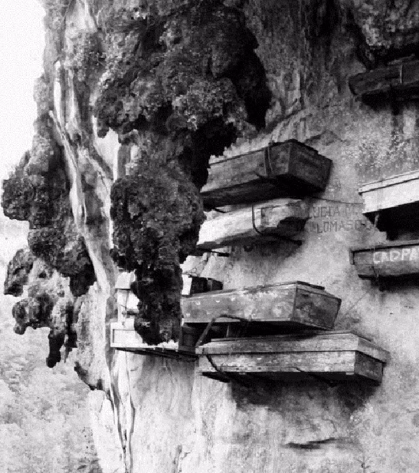 Ngược lại, những người bình thường khi chết thì được chôn ở những vị trí thấp trên vách núi đá.