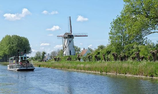 Mục đích của hoàng đế Napoleon khi cho đào con kênh Damse Vaart là dùng nó để giúp quân đội Pháp di chuyển nhanh hơn và vận chuyển quân nhu nhanh hơn.